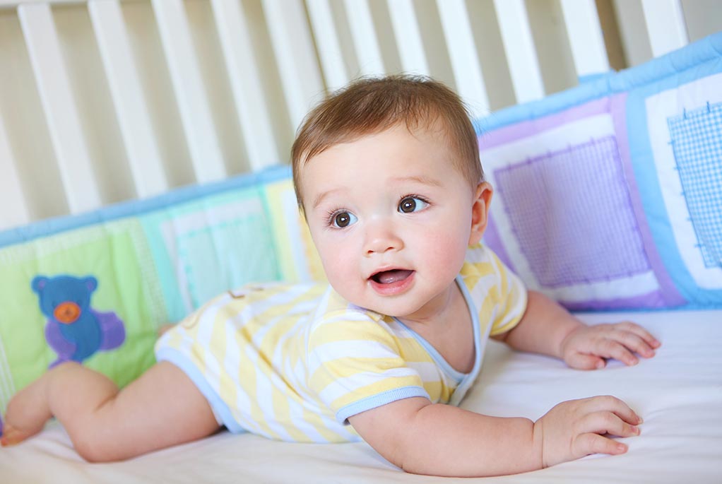 Read more about the article Babybett – In welchem schläft mein Kind am sichersten?